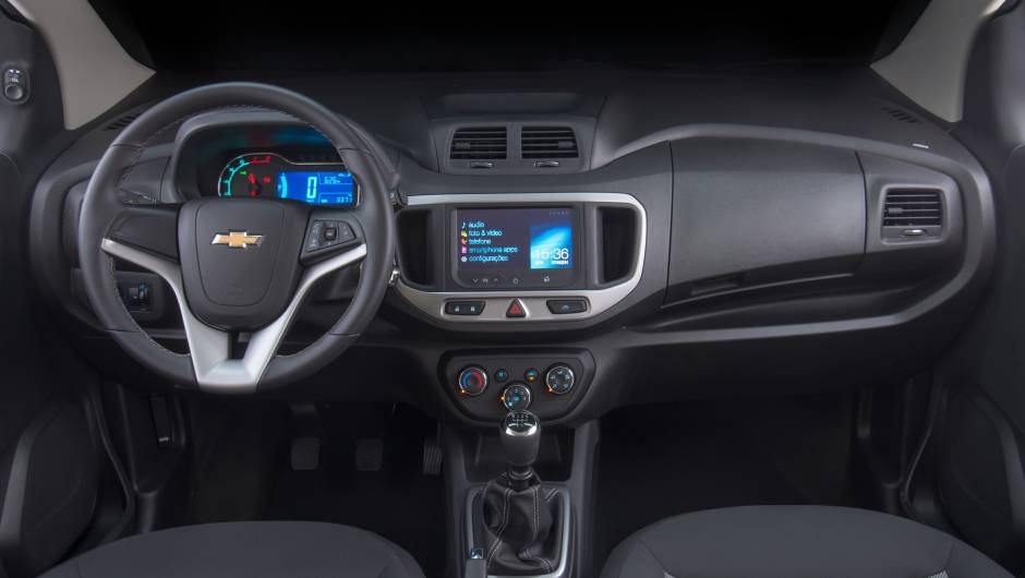 Por padr&atilde;o, ela j&aacute; vem equipada com dire&ccedil;&atilde;o hidr&aacute;ulica, ar-condicionado, travamento das portas por controle e rack no teto | <a href="https://quatrorodas.abril.com.br/noticias/fabricantes/audi-apresenta-q3-2015-810386.shtml/" rel="migration">Leia Mais</a>