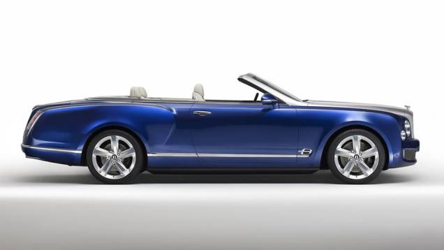 O luxuoso modelo traz carroceria azul com detalhes em alumínio, principalmente no capô e no para-brisas | <a href="https://quatrorodas.abril.com.br/noticias/saloes/losangeles-2014/bentley-grand-convertible-conceito-pode-ir-fabrica-815717.shtml" rel="migration">Leia mais</a>