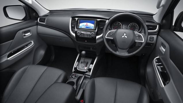 Dependendo da opção do motor a transmissão será de cinco ou seis marchas manual ou de cinco marchas automática | <a href="https://quatrorodas.abril.com.br/noticias/fabricantes/mitsubishi-revela-nova-picape-triton-tailandia-815758.shtml" rel="migration">Leia mais</a> Dependendo da opção do motor a transmissão será de cinco ou seis marchas manual ou de cinco marchas automática | <a href="https://quatrorodas.abril.com.br/noticias/fabricantes/mitsubishi-revela-nova-picape-triton-tailandia-815758.shtml" rel="migration">Leia mais</a>