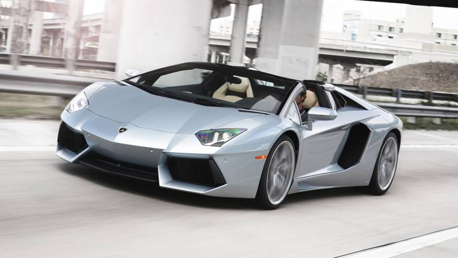 2º) Lamborghini Aventador Roadster (2013) - valor do IPVA: R$ 103.868,92; valor venal: R$ 2.596.723,00; equivale a: Jeep Compass Sport 2.0 (R$ 101.200,00)