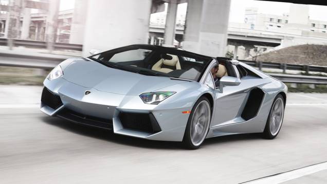 2º) Lamborghini Aventador Roadster (2013) - valor do IPVA: R$ 103.868,92; valor venal: R$ 2.596.723,00; equivale a: Jeep Compass Sport 2.0 (R$ 101.200,00) 2º) Lamborghini Aventador Roadster (2013) - valor do IPVA: R$ 103.868,92; valor venal: R$ 2.596.723,00; equivale a: Jeep Compass Sport 2.0 (R$ 101.200,00)