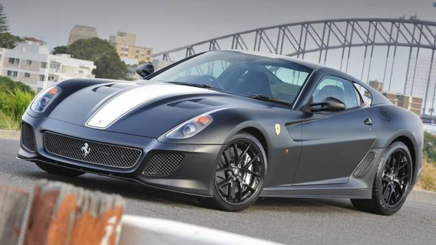 9º) Ferrari 599 GTO (2011) - valor do IPVA: R$ 66.887,16; valor venal: R$ 1.672.179,00; equivale a: Honda Fit EXL 1.5 Aut (R$ 66.453,00) 9º) Ferrari 599 GTO (2011) - valor do IPVA: R$ 66.887,16; valor venal: R$ 1.672.179,00; equivale a: Honda Fit EXL 1.5 Aut (R$ 66.453,00)