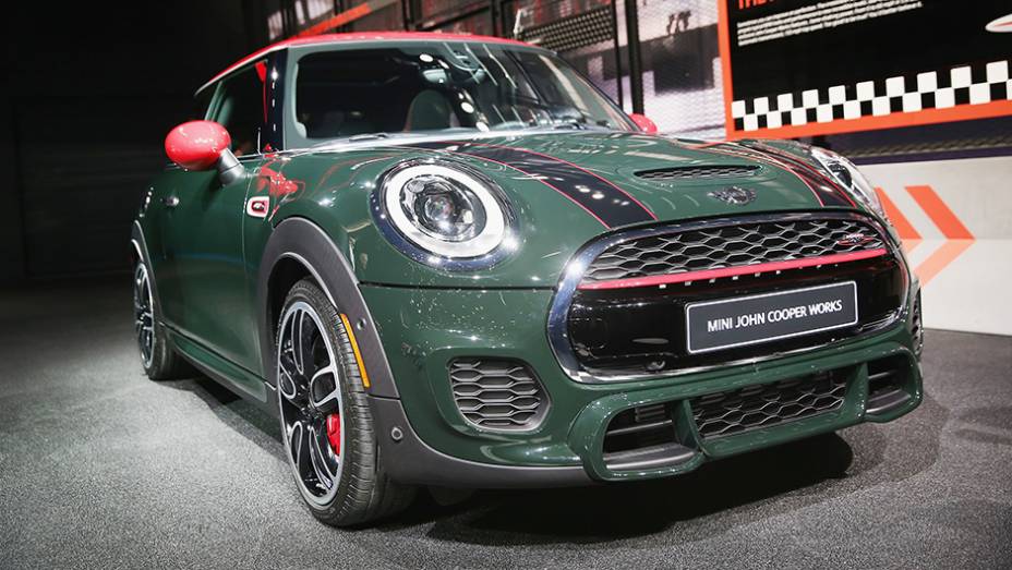 MINI John Cooper Works | <a href="https://quatrorodas.abril.com.br/noticias/saloes/detroit-2015/vazam-imagens-novo-mini-john-cooper-works-820017.shtml" rel="migration">Leia mais</a> | <a href="https://quatrorodas.abril.com.br/galerias/saloes/detroit-2015/1o-dia-salao-detroit-" rel="migration"></a>