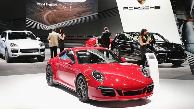 Estande da Porsche | <a href="https://quatrorodas.abril.com.br/galerias/saloes/detroit-2015/1o-dia-salao-detroit-824981.shtml" rel="migration">Veja a primeira parte</a> | <a href="https://quatrorodas.abril.com.br/galerias/saloes/detroit-2015/direto-detroit-parte-2-825561.shtm" rel="migration"></a>