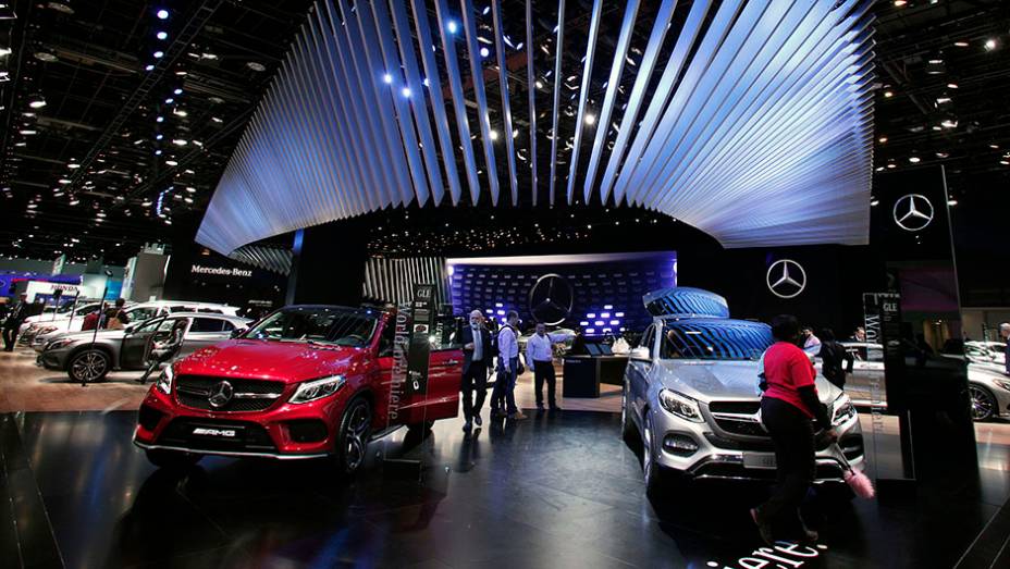 Estande da Mercedes | <a href="https://quatrorodas.abril.com.br/galerias/saloes/detroit-2015/1o-dia-salao-detroit-824981.shtml" rel="migration">Veja a primeira parte</a> | <a href="https://quatrorodas.abril.com.br/galerias/saloes/detroit-2015/direto-detroit-parte-2-825561.sht" rel="migration"></a>