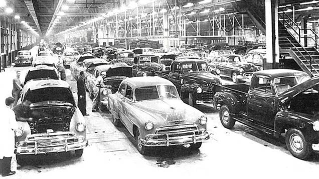 Ao longo do tempo, a GM também se dedicou a produzir outros produtos, como geladeiras, mas sem perder sua identidade automotiva. Aqui, está uma linha de montagem de 1951.