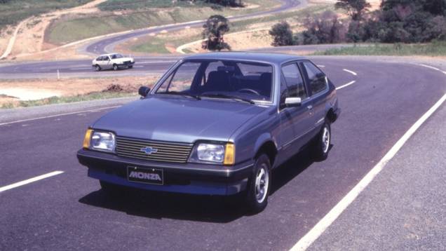 Por sinal, em 1982 também foi lançado o carismático Chevrolet Monza. O exemplar retratado na foto é de 1983.