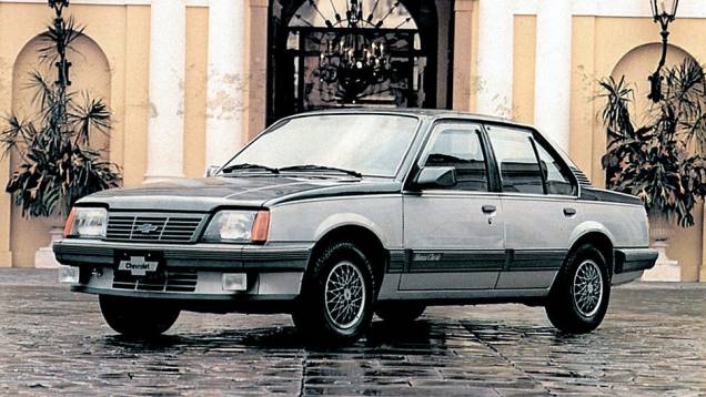 Rapidamente, o Monza se tornou referência no mercado brasileiro, ganhando novas versões, incluindo a Classic. Rapidamente, o Monza se tornou referência no mercado brasileiro, ganhando novas versões, incluindo a Classic.