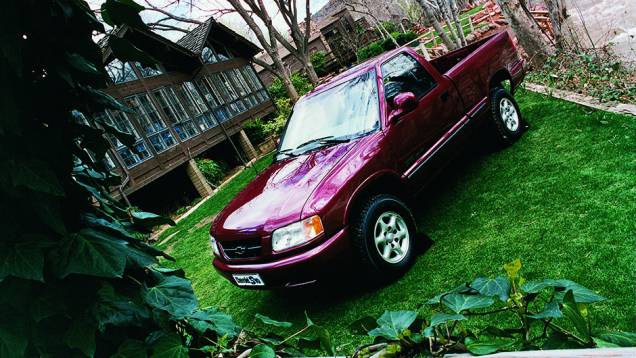 No segmento das picapes, a Chevrolet introduziu a S10 no mercado brasileiro. No segmento das picapes, a Chevrolet introduziu a S10 no mercado brasileiro.