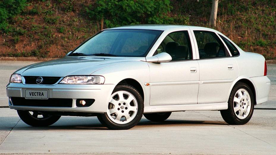 PASSADO: Chevrolet Vectra - Lançado no Brasil em 1993, o Vectra foi referência em termos de esportividade e desempenho ao longo de toda a década. Chegou a liderar o segmento de sedãs médios