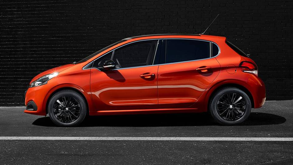 Algumas op&ccedil;&otilde;es de motoriza&ccedil;&atilde;o estar&atilde;o dispon&iacute;veis para o 208 tradicional, a gasolina e a diesel, oferecendo entre 101 e 123 cv | <a href="https://quatrorodas.abril.com.br/noticias/saloes/genebra-2015/peugeot-revela-208-reestilizado-837862.shtml" rel="migration">Leia mais</a>