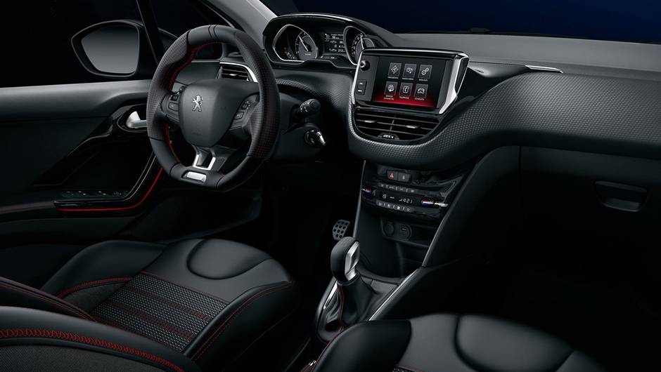 Por dentro, destaque para o volante com acabamento em couro e para a tela de sete polegadas do sistema multim&iacute;dia | <a href="https://quatrorodas.abril.com.br/noticias/saloes/genebra-2015/peugeot-revela-208-reestilizado-837862.shtml" rel="migration">Leia mais</a>