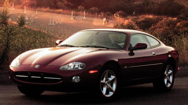 1996 - Jaguar XK, o qual ficaria na gama da montadora até 2014