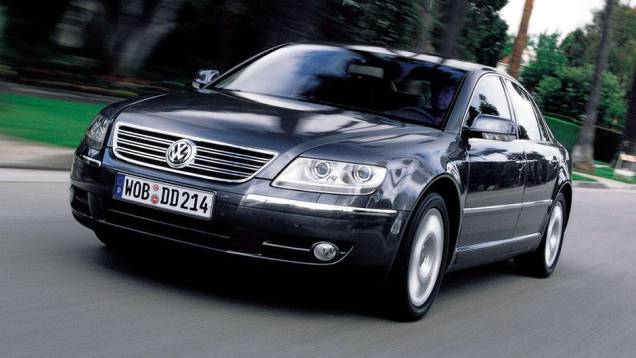 2002 - Volkswagen Phaeton, sedã de luxo pouco conhecido no Brasil, mas presente desde então na Europa