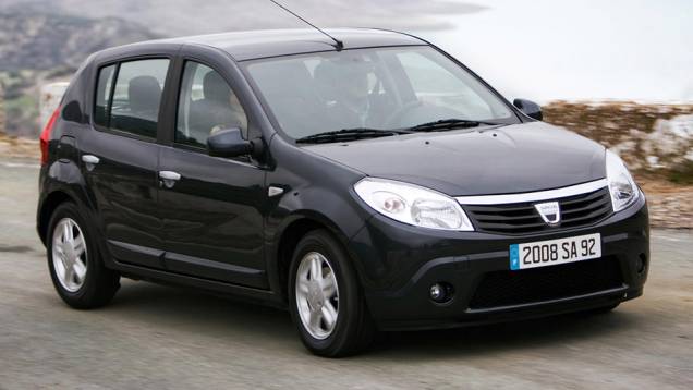 2008 - Dacia Sandero, hatch que chegaria ao Brasil pouco tempo depois, com emblema da Renault