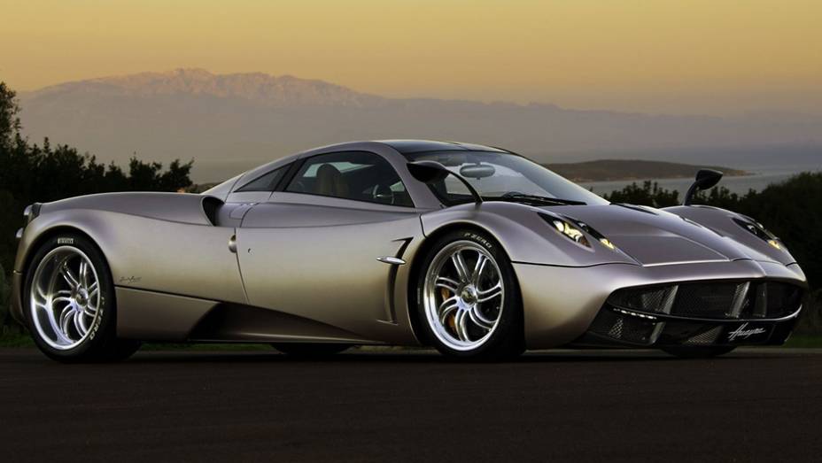 2011 - Pagani Huayra, supercarro artesanal, vendido por mais de 1 milhão de euros