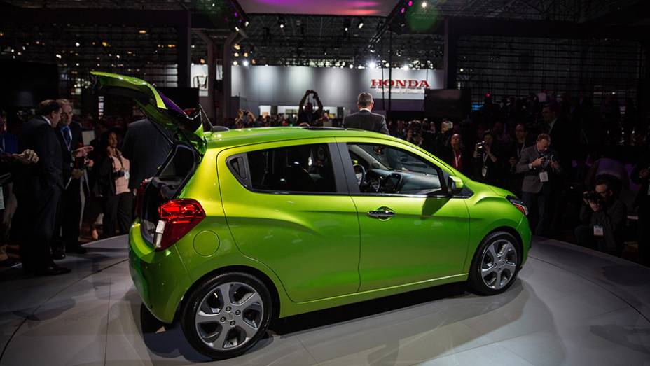 Chevrolet Spark | <a href="https://quatrorodas.abril.com.br/noticias/saloes/new-york-2015/chevrolet-revela-spark-2016-852520.shtml" target="_blank" rel="migration">Leia mais</a>