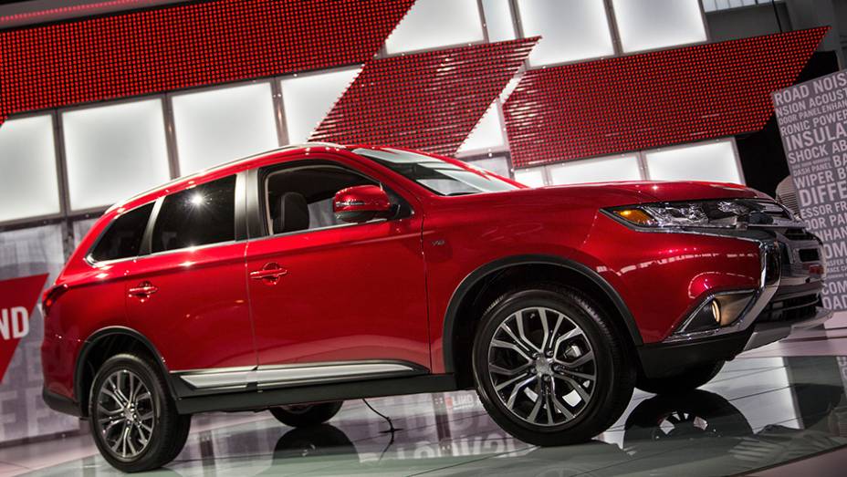 Mitsubishi Outlander | <a href="https://quatrorodas.abril.com.br/noticias/saloes/new-york-2015/mitsubishi-apresenta-facelift-outlander-852726.shtml" target="_blank" rel="migration">Leia mais</a>