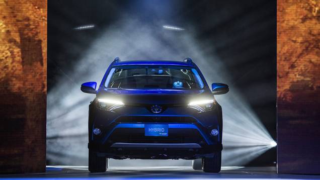 Toyota RAV4 | <a href="https://quatrorodas.abril.com.br/noticias/saloes/new-york-2015/toyota-revela-facelift-rav4-852739.shtml" target="_blank" rel="migration">Leia mais</a>