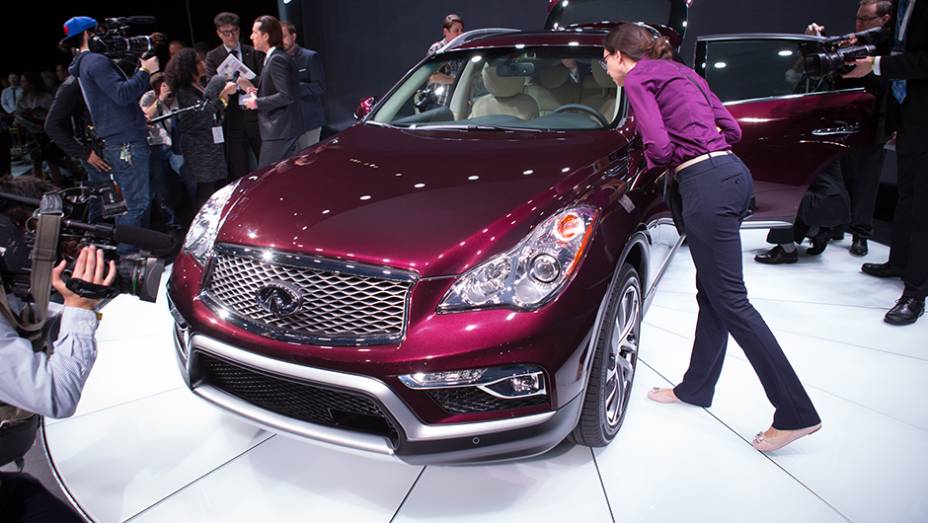 Infiniti QX50 | <a href="https://quatrorodas.abril.com.br/noticias/saloes/new-york-2015/infiniti-revela-qx50-2016-entre-eixos-alongado-852420.shtml" target="_blank" rel="migration">Leia mais</a>