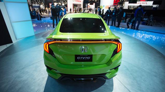 Honda Civic Concept | <a href="https://quatrorodas.abril.com.br/noticias/saloes/new-york-2015/honda-surpreende-mostra-civic-concept-852407.shtml" target="_blank" rel="migration">Leia mais</a>