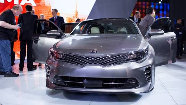 Kia Optima | <a href="https://quatrorodas.abril.com.br/noticias/saloes/new-york-2015/kia-atualiza-visual-optima-852411.shtml" target="_blank" rel="migration">Leia mais</a>