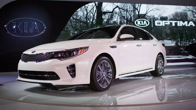 Kia Optima | <a href="https://quatrorodas.abril.com.br/noticias/saloes/new-york-2015/kia-atualiza-visual-optima-852411.shtml" target="_blank" rel="migration">Leia mais</a>