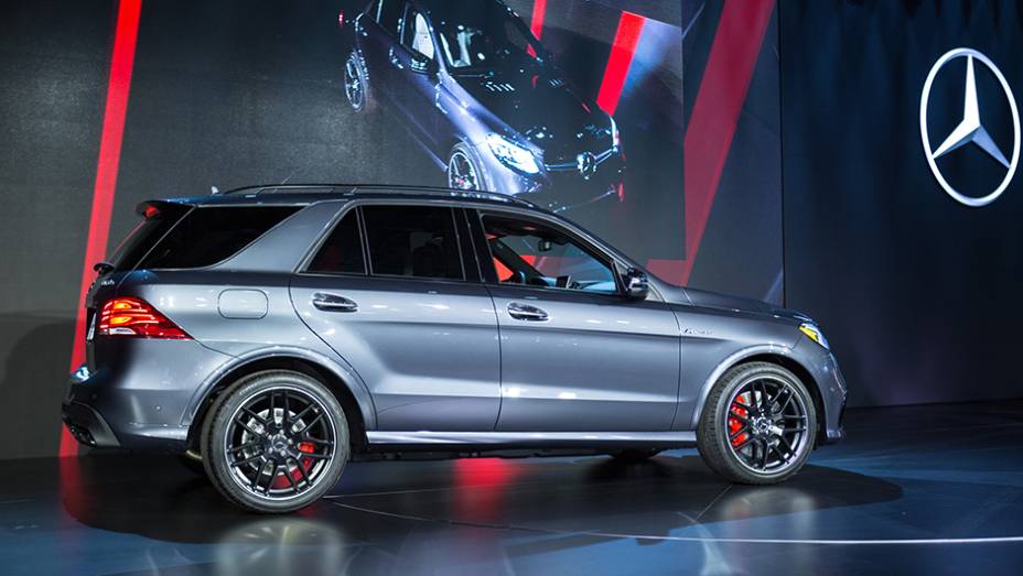 Mercedes-Benz GLE | <a href="https://quatrorodas.abril.com.br/noticias/saloes/new-york-2015/mercedes-benz-revela-gle-2016-851477.shtml" target="_blank" rel="migration">Leia mais</a>