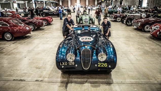 A largada da Mille Miglia ocorre em Brescia, tendo como destino ao fim do primeiro dia a cidade de Rimini.