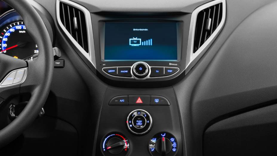 Ao menos a completa central multimídia blueMediaTV, que, como o nome diz, tem até TV digital | <a href="https://quatrorodas.abril.com.br/carros/impressoes/impressoes-ao-dirigir-hyundai-hb20-spicy-865325.shtml" rel="migration">Leia mais</a>