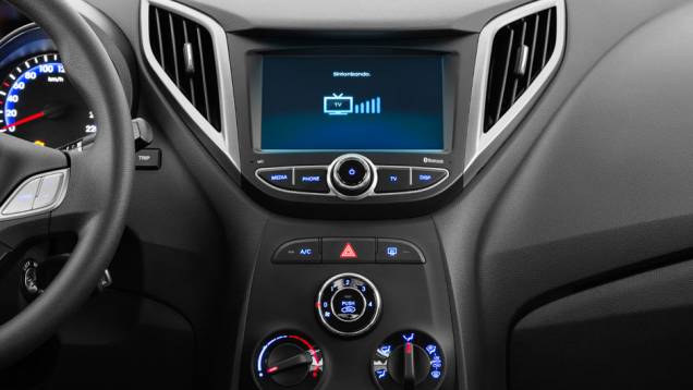Ao menos a completa central multimídia blueMediaTV, que, como o nome diz, tem até TV digital | <a href="https://quatrorodas.abril.com.br/carros/impressoes/impressoes-ao-dirigir-hyundai-hb20-spicy-865325.shtml" rel="migration">Leia mais</a> Ao menos a completa central multimídia blueMediaTV, que, como o nome diz, tem até TV digital | <a href="https://quatrorodas.abril.com.br/carros/impressoes/impressoes-ao-dirigir-hyundai-hb20-spicy-865325.shtml" rel="migration">Leia mais</a>
