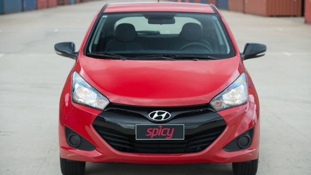 Algumas peças são pintadas em preto brilhante, incluindo a grade frontal hexagonal | <a href="https://quatrorodas.abril.com.br/carros/impressoes/impressoes-ao-dirigir-hyundai-hb20-spicy-865325.shtml" rel="migration">Leia mais</a> Algumas peças são pintadas em preto brilhante, incluindo a grade frontal hexagonal | <a href="https://quatrorodas.abril.com.br/carros/impressoes/impressoes-ao-dirigir-hyundai-hb20-spicy-865325.shtml" rel="migration">Leia mais</a>