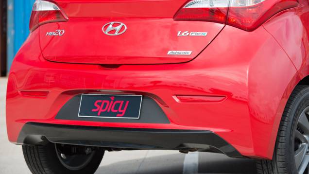O difusor de ar traseiro também recebeu a mesma pintura, saltando aos olhos logo de cara | <a href="https://quatrorodas.abril.com.br/carros/impressoes/impressoes-ao-dirigir-hyundai-hb20-spicy-865325.shtml" rel="migration">Leia mais</a> O difusor de ar traseiro também recebeu a mesma pintura, saltando aos olhos logo de cara | <a href="https://quatrorodas.abril.com.br/carros/impressoes/impressoes-ao-dirigir-hyundai-hb20-spicy-865325.shtml" rel="migration">Leia mais</a>