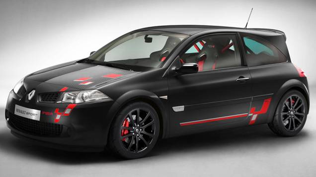 A Renaultsport não se faz de rogada com seus modelos Mégane R. Há três anos, por exemplo, o R26 chegou com vidros traseiros de plástico, e não de vidro. A Renaultsport não se faz de rogada com seus modelos Mégane R. Há três anos, por exemplo, o R26 chegou com vidros traseiros de plástico, e não de vidro.