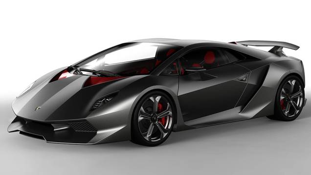 O nome "Sesto Elemento" não foi dado pela Lamborghini por acaso. O supercarro lançado no Salão de Paris de 2010 foi o primeiro a contar com sua estrutura 100% em fibra de carbono (este, o sexto elemento da Tabela Periódica).