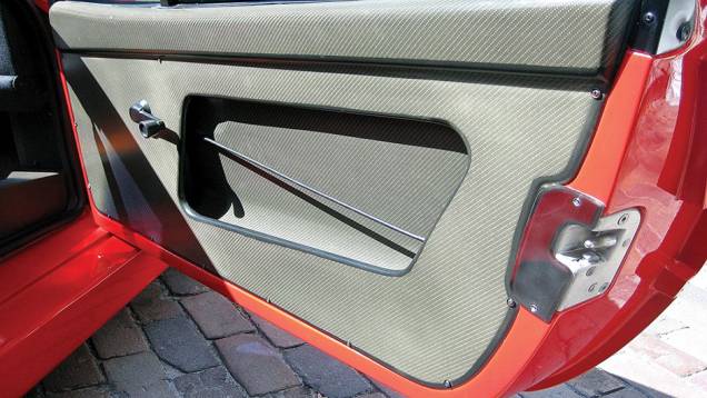 A Ferrari F40 foi um dos mais brilhantes esportivos já produzidos. No entanto, uma de suas soluções para perda de peso incluía a ausência de painel nas laterais das portas, deixando o mecanismo dos vidros à mostra.