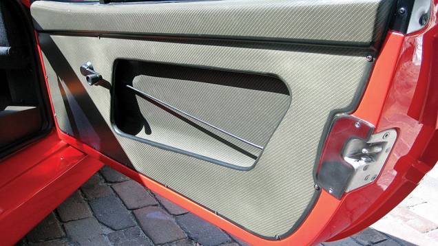 A Ferrari F40 foi um dos mais brilhantes esportivos já produzidos. No entanto, uma de suas soluções para perda de peso incluía a ausência de painel nas laterais das portas, deixando o mecanismo dos vidros à mostra. A Ferrari F40 foi um dos mais brilhantes esportivos já produzidos. No entanto, uma de suas soluções para perda de peso incluía a ausência de painel nas laterais das portas, deixando o mecanismo dos vidros à mostra.