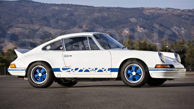 O Porsche 911 Carrera RS 2.7 Lightweight, de 1973, queria o máximo de desempenho. Para isso, não poupou "supérfluos" como revestimento acústico, retrovisor externo direito e porta-luvas. O Porsche 911 Carrera RS 2.7 Lightweight, de 1973, queria o máximo de desempenho. Para isso, não poupou "supérfluos" como revestimento acústico, retrovisor externo direito e porta-luvas.