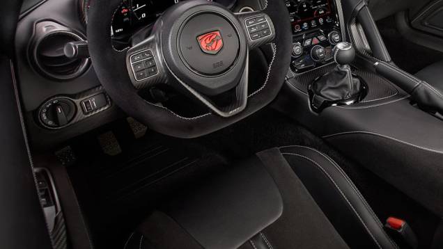 Quando o assunto é performance, quaisquer gramas a menos contam. Por isso, a Dodge instalou carpetes mais finos na versão ACR do Viper, além de outras medidas. Quando o assunto é performance, quaisquer gramas a menos contam. Por isso, a Dodge instalou carpetes mais finos na versão ACR do Viper, além de outras medidas.