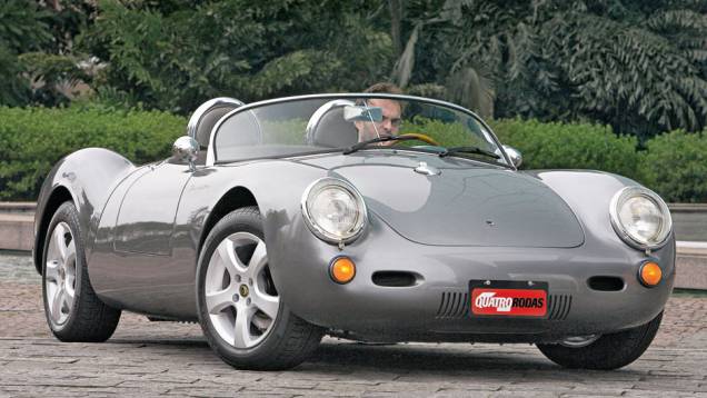 Chamonix 550 Spyder: réplica do Porsche clássico de corrida que o ator James Dean tornou um ícone de sua filosofia "viva rápido, morra jovem", pelo menos na estrutura mecânica representou uma continuidade dos "Puma VW" | <a href="https://quatrorodas.abril.c" rel="migration"></a>
