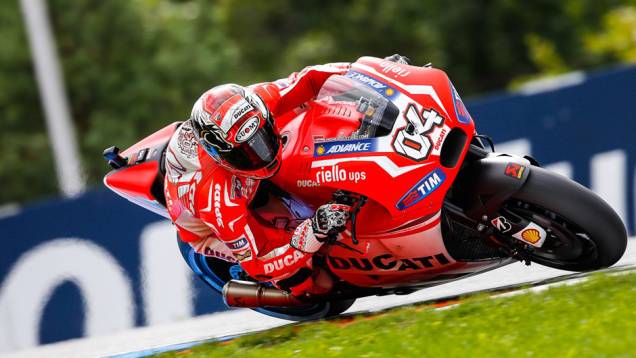 Andrea Dovizioso tentou ameaçar, mas mesmo assim marcou uma ótima segunda posição. | <a href="https://quatrorodas.abril.com.br/moto/noticias/marquez-crava-nona-pole-ano-796969.shtml" rel="migration">Leia mais</a>