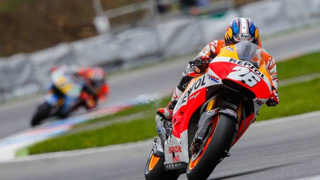 Dani Pedrosa, segundo na classificação, larga apenas na quinta posição. | <a href="https://quatrorodas.abril.com.br/moto/noticias/marquez-crava-nona-pole-ano-796969.shtml" rel="migration">Leia mais</a>