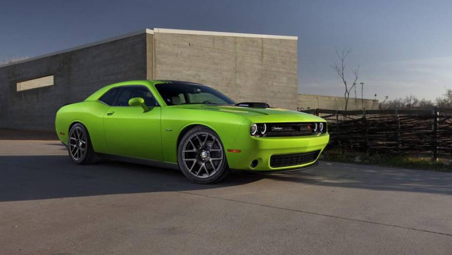 A versão 2015 do Dodge Challenger deve começar a ser vendida ainda este ano. | <a href="https://quatrorodas.abril.com.br/noticias/saloes/new-york-2014/challenger-reestilizado-apresentado-nova-york-780076.shtml" rel="migration">Leia mais</a>