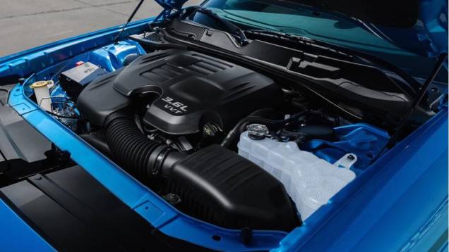 Challenger 2015 será equipado com um 6.4 litros Scat Pack com motor oito cilindros em "v". | <a href="https://quatrorodas.abril.com.br/noticias/saloes/new-york-2014/challenger-reestilizado-apresentado-nova-york-780076.shtml" rel="migration">Leia mais</a>