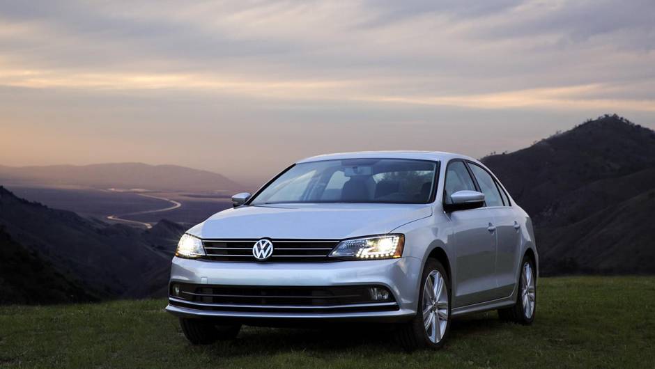 Jetta tem novos far&oacute;is de bi x&ecirc;non (vendidos como opcionais) e luzes de led para uso diurno. | <a href="https://quatrorodas.abril.com.br/noticias/fabricantes/jetta-2015-revelado-ganha-novidades-779724.shtml" rel="migration">Leia mais</a>