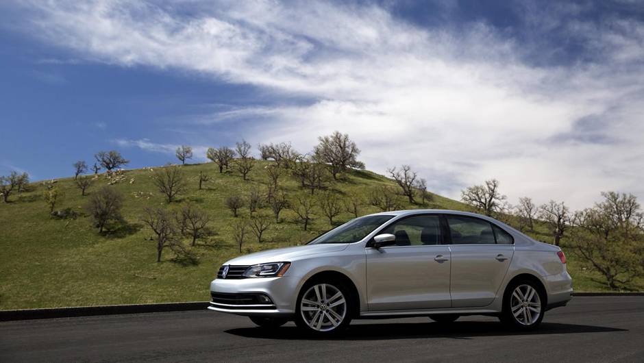 Modelo manteve o motor quatro cilindros, 2.0 litros turbodiesel que desenvolve 152 cv. | <a href="https://quatrorodas.abril.com.br/noticias/fabricantes/jetta-2015-revelado-ganha-novidades-779724.shtml" rel="migration">Leia mais</a>