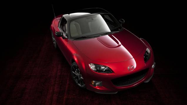 Edição especial celebra os 25 anos em que o carro estreou no mercado norte-americano, | <a href="https://quatrorodas.abril.com.br/noticias/saloes/new-york-2014/mazda-revela-mx-5-25th-anniversary-edition-salao-nova-york-779961.shtml" rel="migration">Leia mais</a>