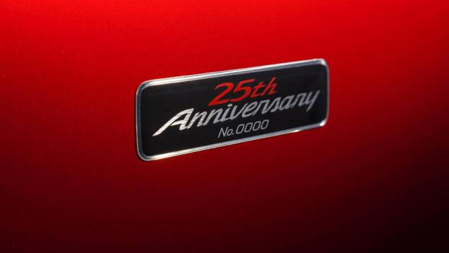 As cem unidades serão numeradas. | <a href="https://quatrorodas.abril.com.br/noticias/saloes/new-york-2014/mazda-revela-mx-5-25th-anniversary-edition-salao-nova-york-779961.shtml" rel="migration">Leia mais</a>