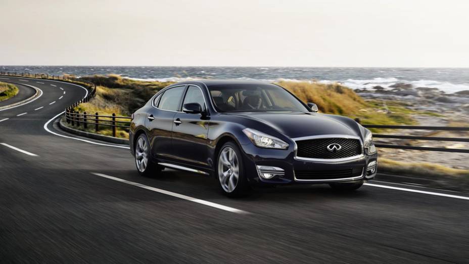 Foi apresentado o modelo Infiniti Q70L no Salão de Nova York. | <a href="https://quatrorodas.abril.com.br/noticias/saloes/new-york-2014/" rel="migration">Leia mais</a>