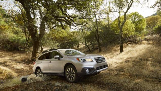 Foi adotada uma grade hexagonal ladeada por faróis. | <a href="https://quatrorodas.abril.com.br/noticias/saloes/new-york-2014/subaru-revela-outback-2015-nova-york-780160.shtml" rel="migration">Leia mais</a>